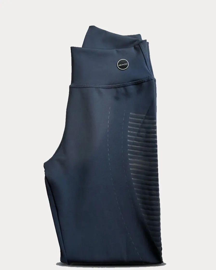 Calza Sky Active con efecto engomado, detalle del rayado en la pierna