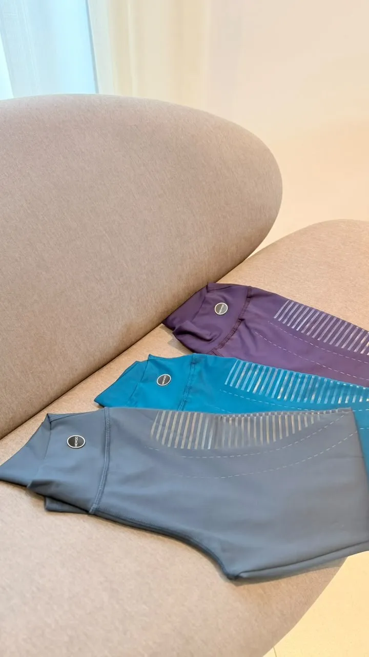 Detalle de textura y costuras de leggings Sky Active