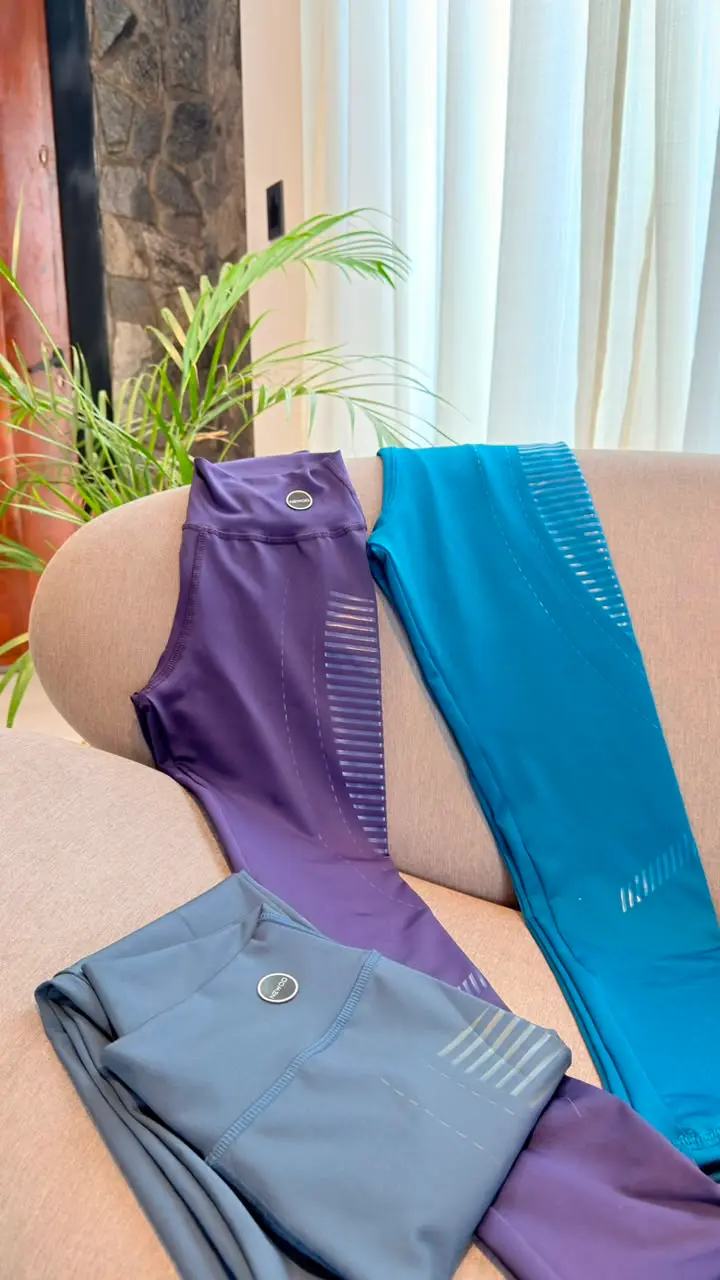 Calzas Sky Active en tonos tierra sobre un sillón